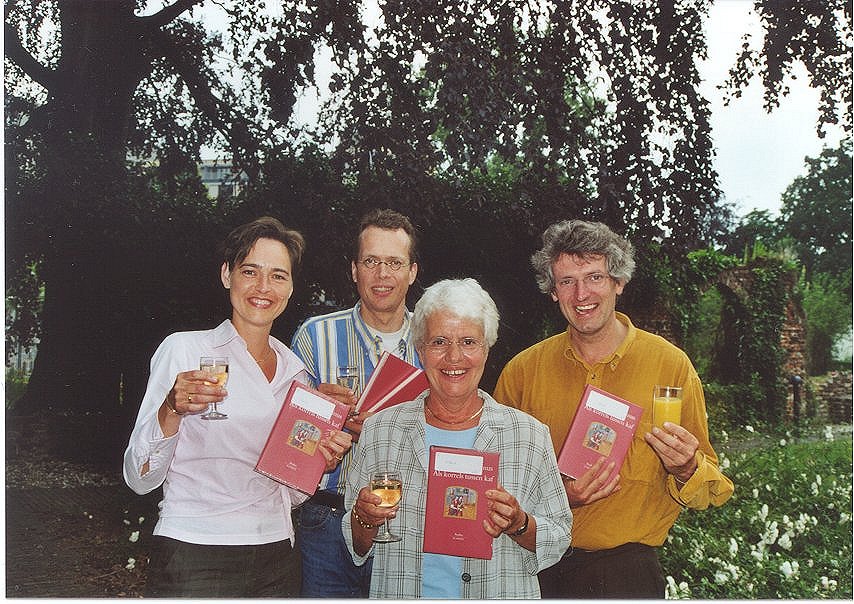 Het vertaal-team: Annemarie, Vincent, Joke, Hans. Feestelijke presentatie van het boek te Eindhoven, 22-6-2002.