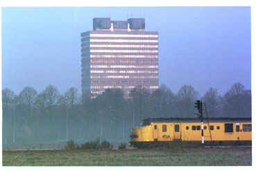 Erasmusgebouw met trein