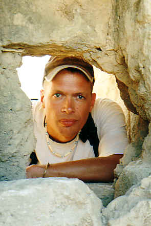 Vincent Hunink in a
                Roman sanctuary on the lovely island Cyprus; picture by
                Marco Balvers (2001)